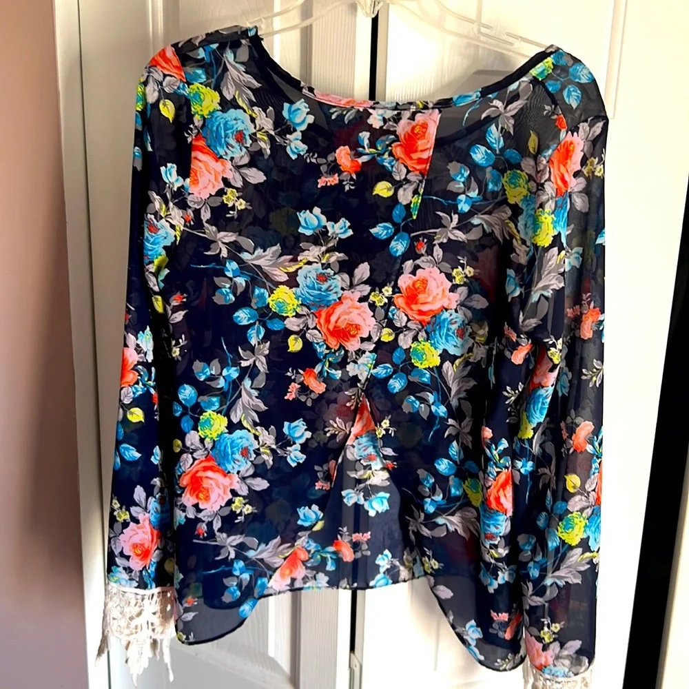 Floral Top - Picture 2 of 4